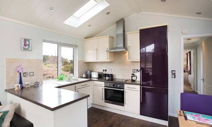 Contin Cabin | Bluebell Lodge - Sleeps 4,Hot Tub, Loch & Woodland