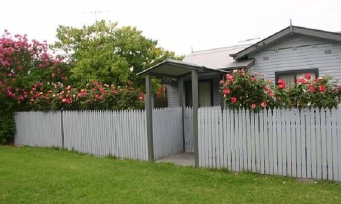 Albury House | Bluebells Cottage Central Albury