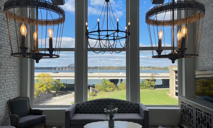 West Main Historic District Apartment | Bluegrass River View! Soak & Savor by Hollyhock