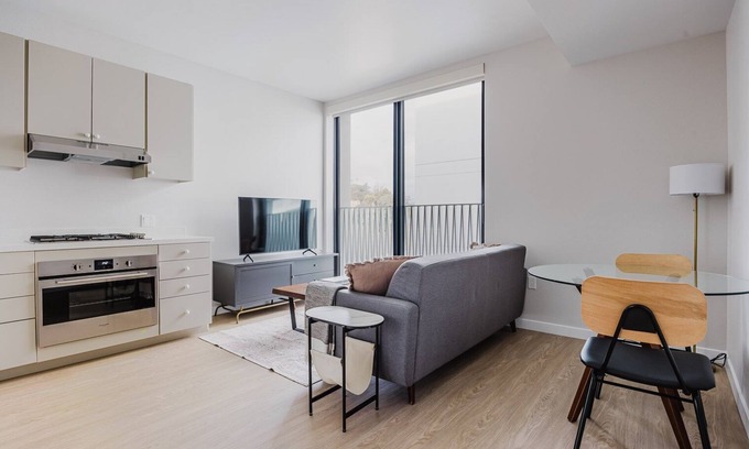 Chinatown Apartment | Blueground | Downtown, elevator, nr parks