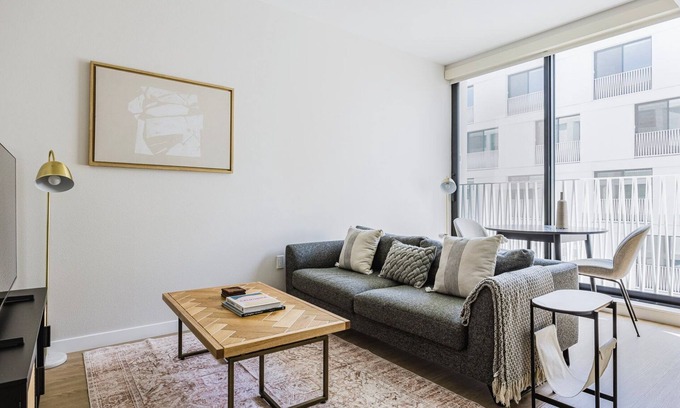 Chinatown Apartment | Blueground | Downtown, elevator, nr parks