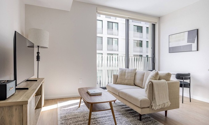 Chinatown Apartment | Blueground | Downtown, elevator, nr parks