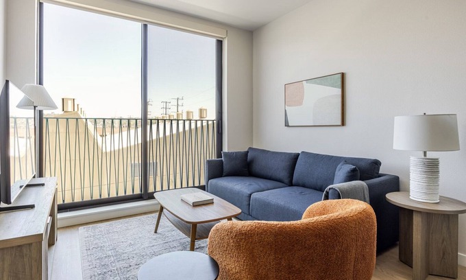 Chinatown Apartment | Blueground | Downtown, elevator, nr parks