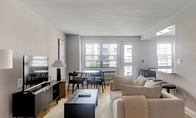 Manhattan Valley Apartment | Blueground | Manhattan Valley, balcony, nr Central Park