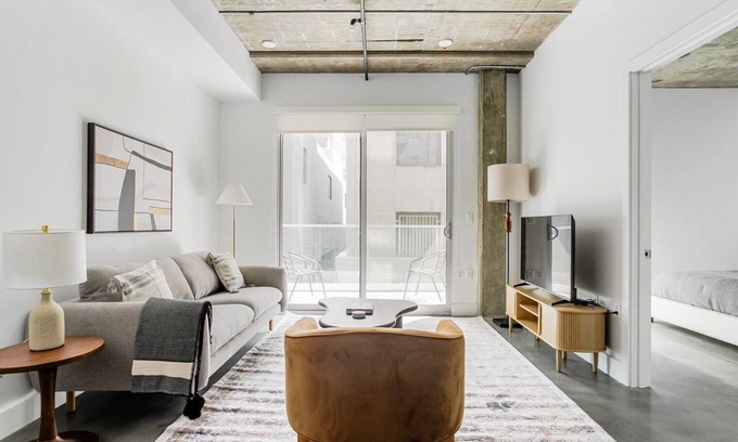 Culver City Apartment | Blueground | Palms, pool, nr Culver City Park