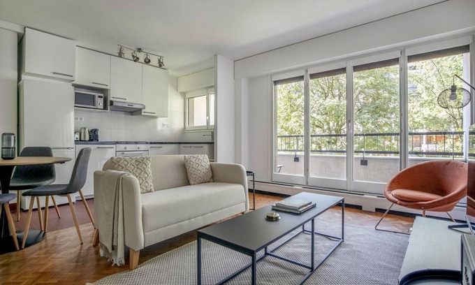 Quartier de Javel Apartment | Blueground | Porte Saint Cloud, balcony, nr sports
