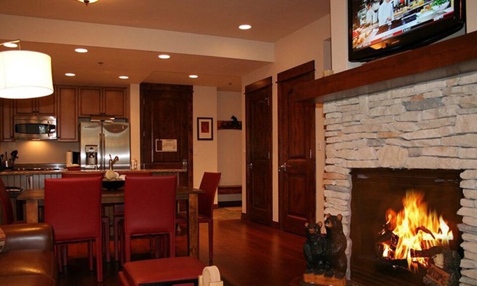Four O'Clock Cabin | BlueSky Ski-In/ski-Out condo, gameroom access, hot tub, walk to historic dwtn