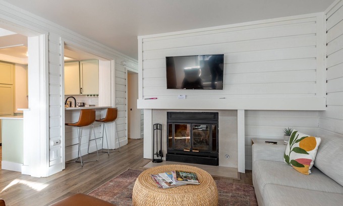 Elkhorn Village Condo | Bluff Condo 4033 - Beautiful Mountain Views! Remodeled 2-Bedroom Bluff Condo