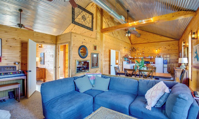 Quinlan Cabin | Boat Ramp & Fire Pit: Lake Tawakoni Group Retreat!