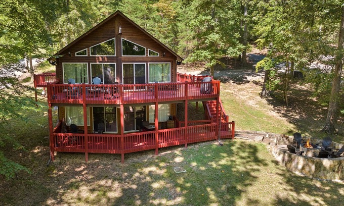La Follette Cabin | Boat Slip/Fire Pit/Wifi/Roku/Golf Course/3 Min Drive to Marina
