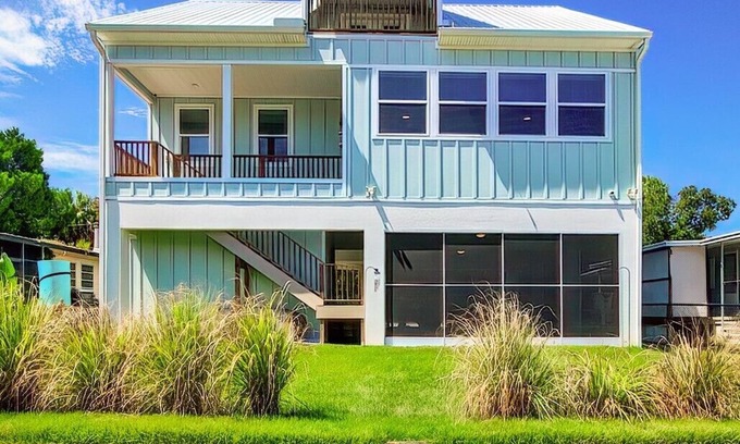 Crystal River House | Boater’s Paradise! Stunning Views! Deep water canal, Gulf & River access,
