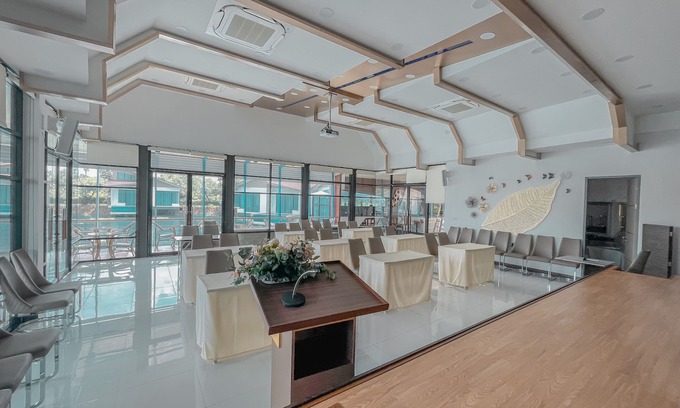 Nakhon Chai Si Resort | Boathouse Boutique Riverside