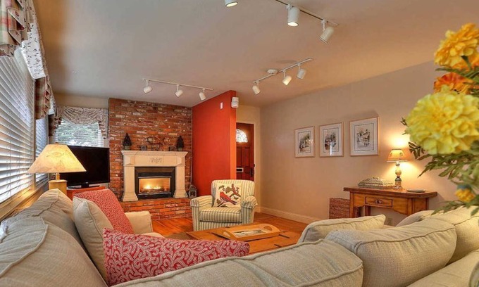 Pacific Grove House | Boathouse - Pacific Grove House - Walk to the Water