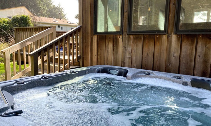 Yachats Cabin | Bob Creek Cabin - across from Bob Creek Beach, Forest, hot tub