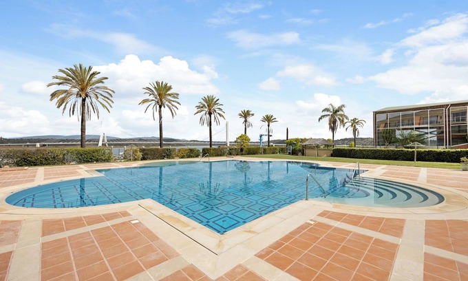 Mexilhoeira da Carregacao Apartment | Boca do Rio - Apartamento T1 close to the Sea with Shared Pool & Wi-Fi