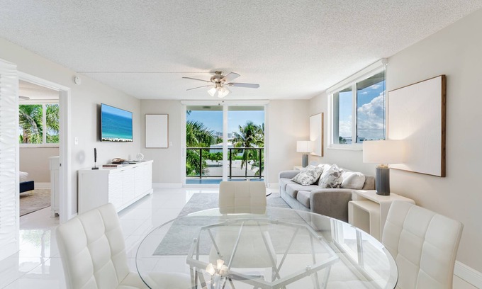 Boca Raton Apartment | Boca Raton - Across from Beach - Balcony Pool Parking 2BR