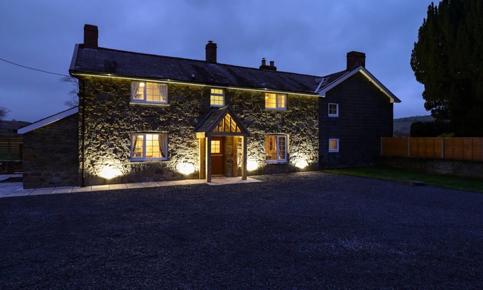 Trefeglwys Cottage | BODAIOCH COTTAGE, pet friendly, with hot tub in Caersws
