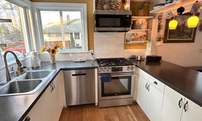 North End Apartment | BoDeke's N. Tacoma Urban Cabin with Hot Tub