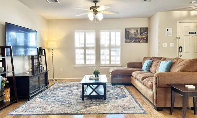 Greater East End House | BodhiTree☆House┃Charming Townhome in Central Houston┃Full Kitchen ┃2 bedrooms