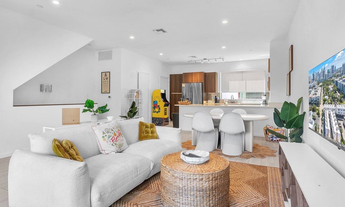 Flagler Village House | Boho Beach Haven in Downtown FTL n9 minutes to the beach!