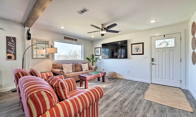 Mountain Home House | Boho Mountain Home Escape, Walk to Marina!