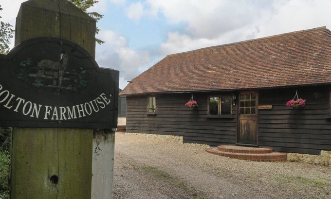 Bilting Cottage | BOLTON BARN, pet friendly, character holiday cottage in Lenham Heath