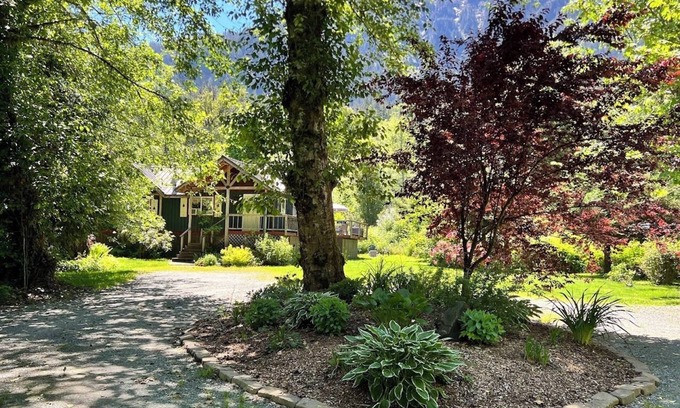Gold Bar Cottage | Bonny Fern Cottage below majestic mountain peaks, pet friendly, WiFi, hot tub