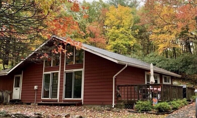 Lake Harmony Estates Cabin | Book for Fall and Winter! Great rates! Family and dog friendly!