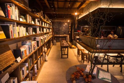 Toyooka House | Book & Guesthouse Hitotomaru