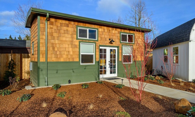 McMinnville Cottage | Book the Lodge at The Boutique Retreat in historic downtown McMinnville.