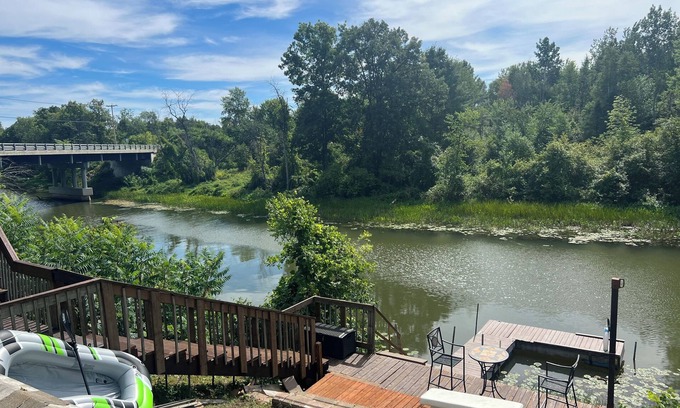 Notre-Dame-de-Bonsecours Ski Chalet | Bord de L'eau Rivière Saumon