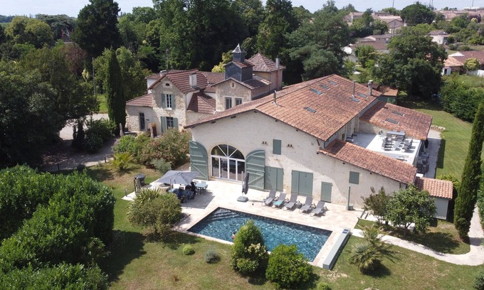 Sauveterre-De-Guyenne Cottage | Bordeaux Villa with heated pool and Jacuzzi, 9 rooms/19 persons