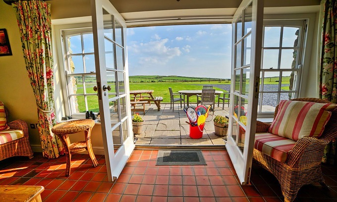 Llanfaethlu Apartment | Borthwen Farmhouse - a dog that sleeps 10 guests in 5 bedrooms