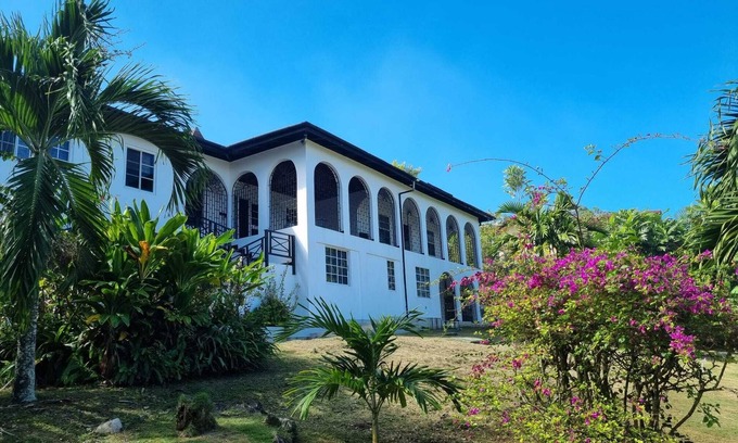Salt Gut House | Boscobel White House with Beach Access.n3 minute drive from Ian Fleming Airport