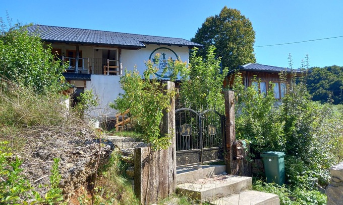 Kulen Vakuf Apartment | Bosnian house next to the Una river, with a view of the old Ostrovica fortress