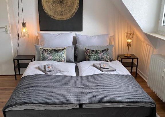 Mittelmeiderich Apartment | BOSTEL 1 - Modernes Dachgeschoss-Studio in Duisburg Meiderich, 4,7 km Hbf, U-Bahn 250m, Flughafen Düsseldorf 28 km, Landschaftspark 2,9 km, 5 Gehminuten von Herzklinik entfernt