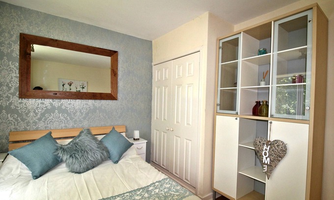 Doncaster Apartment | Boswell - Large Balcony Apartment & Parking - Close to Town & Racecourse
