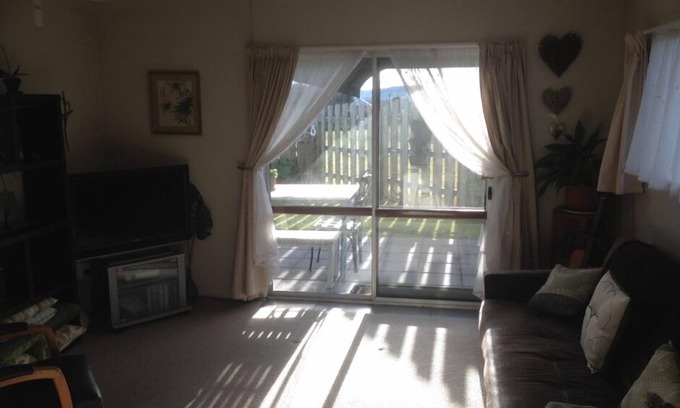 Richmond Heights Apartment | Botanic Bliss-Clean and green, next to reserve and beautiful Botanic Gardens