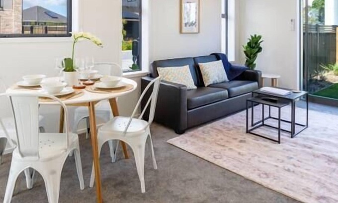 Upper Riccarton House | Botanic Bliss Townhouse- 2bed 2bed w/park