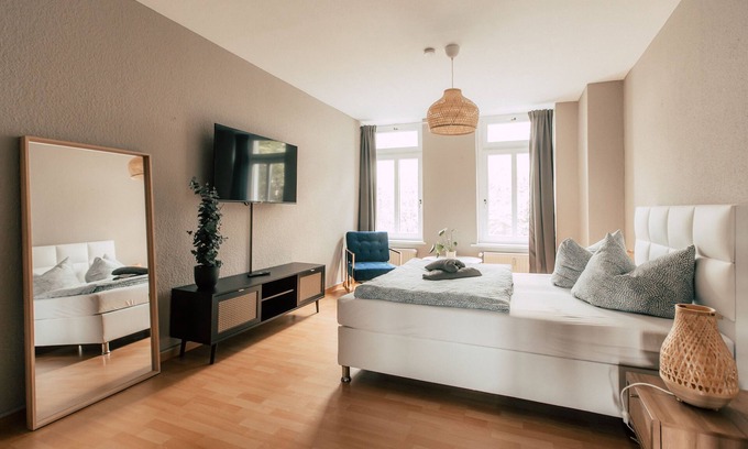 Zentrum-Ost Apartment | *Botanical* 2-room apartment with kitchen - Luga Homes - Townhouse