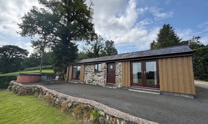 Llanuwchllyn Cottage | BOTHI, romantic, luxury holiday cottage, with hot tub in Llanuwchllyn