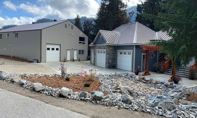 Revelstoke Hotel | Boulder Suite Studio with hot tub, trail access and easy commuter access.