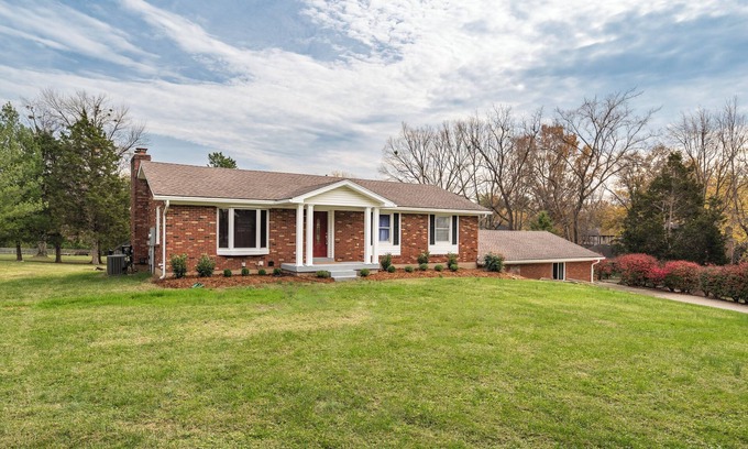 Jeffersontown House | Bourbon Trail Retreat 5 King Beds Sleeps 18 Gated Private Family-Friendly