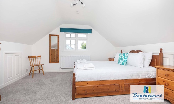 Mudeford House | Bournecoast: Five bedroom family chalet bungalow with garden - Mudeford - HB9600
