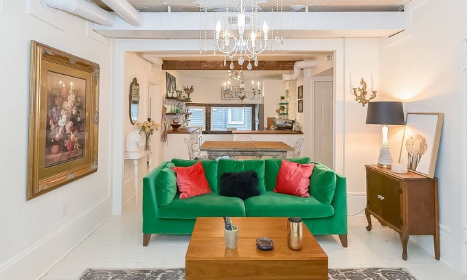 Southmoreland Apartment | Boutique Apartment - Walk to Westport, Plaza, Restaurants & Streetcar in 10/25!