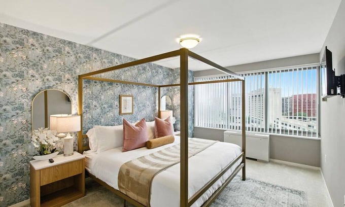 Aurora Highlands Apartment | Boutique DCA Penthouse-Sleeps 7