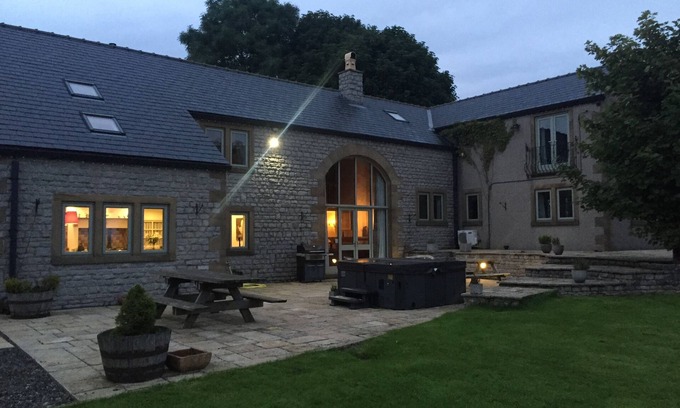 Peak District Other | Boutique Detached Farm House With Hot Tub 14 guests