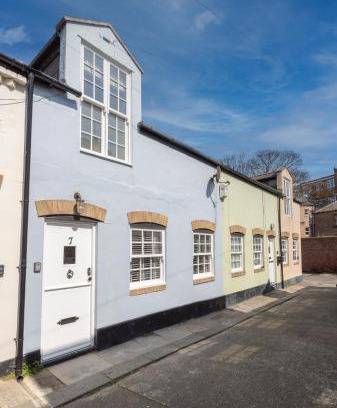 Tynemouth House | Boutique Old Sea Stable - 1 minute from beach