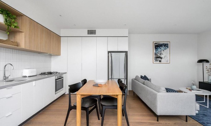 Glen Iris Apartment | Boutique Stays - Axel Apartments 202 The Radnor