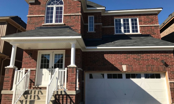 Bowmanville House | BOWMANVILLE BREEZE STAY